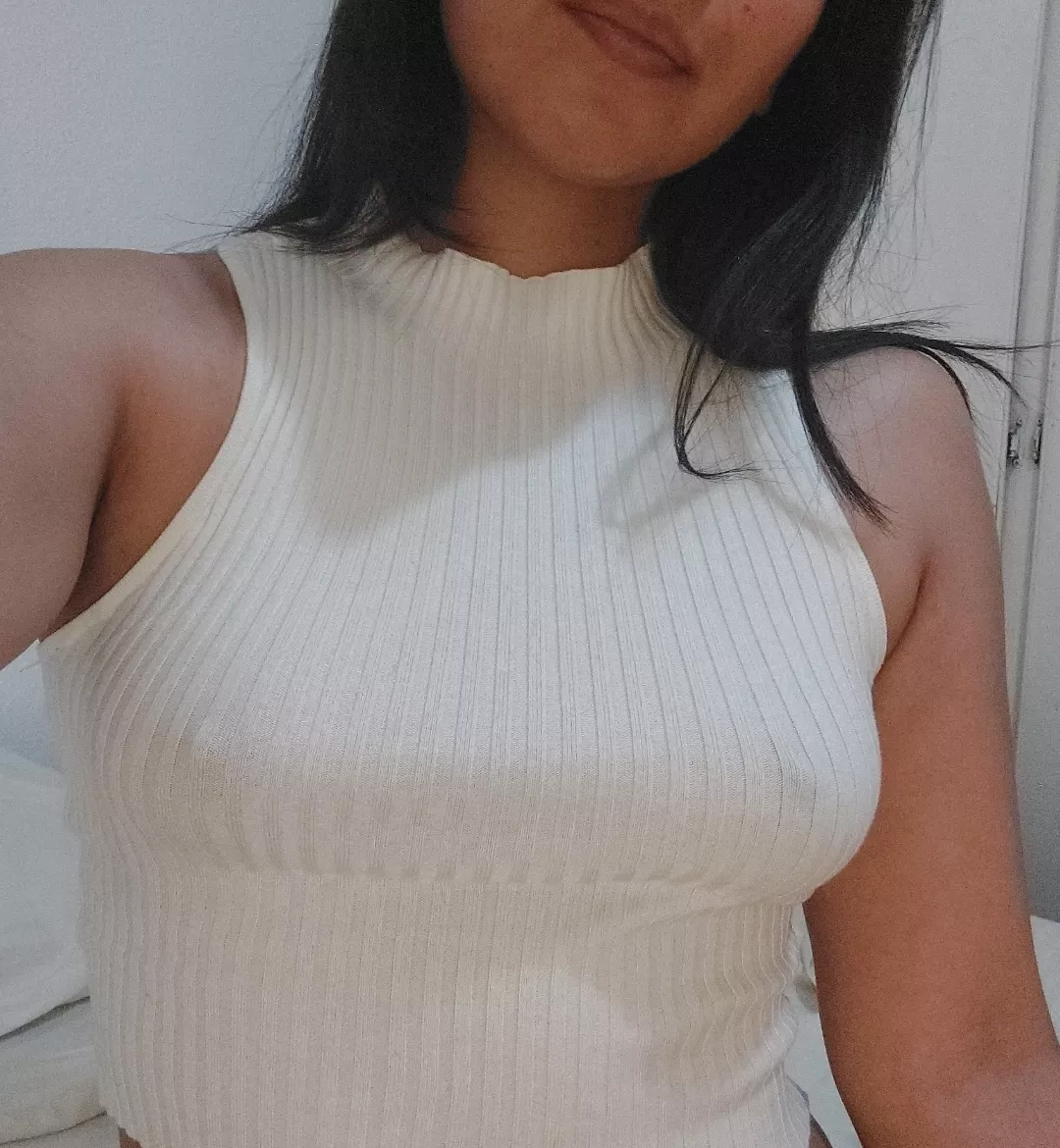 Not a big fan of wearing bra until cold shows up 😁