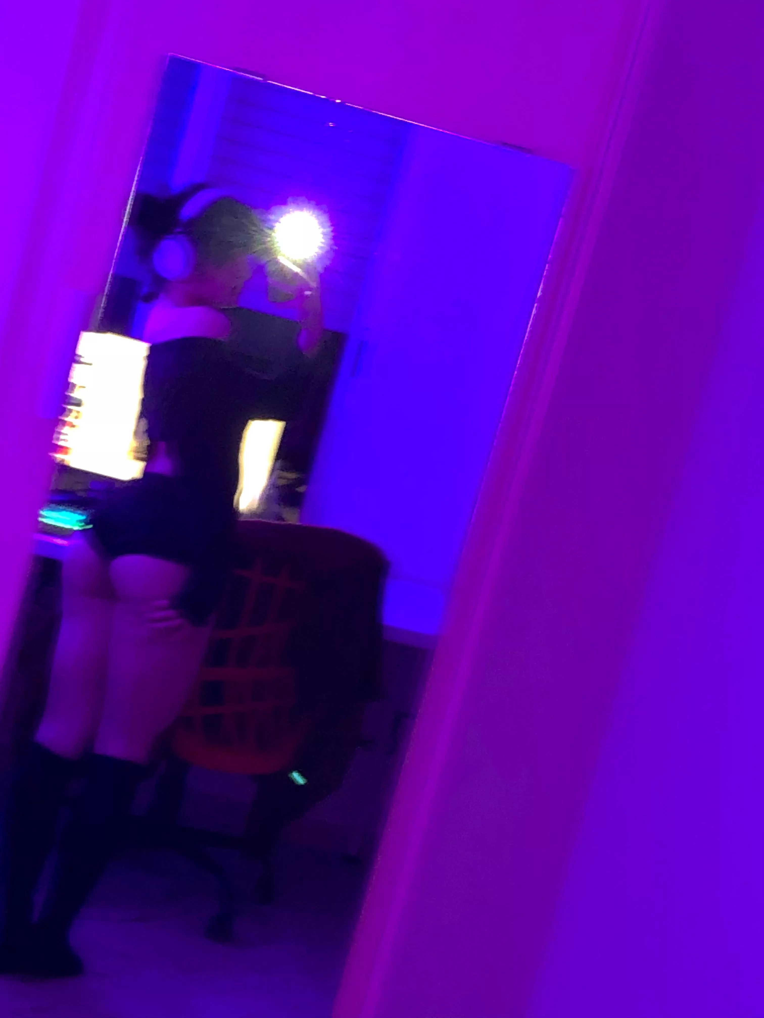 stop saying i look submissive and breedable its not true😒