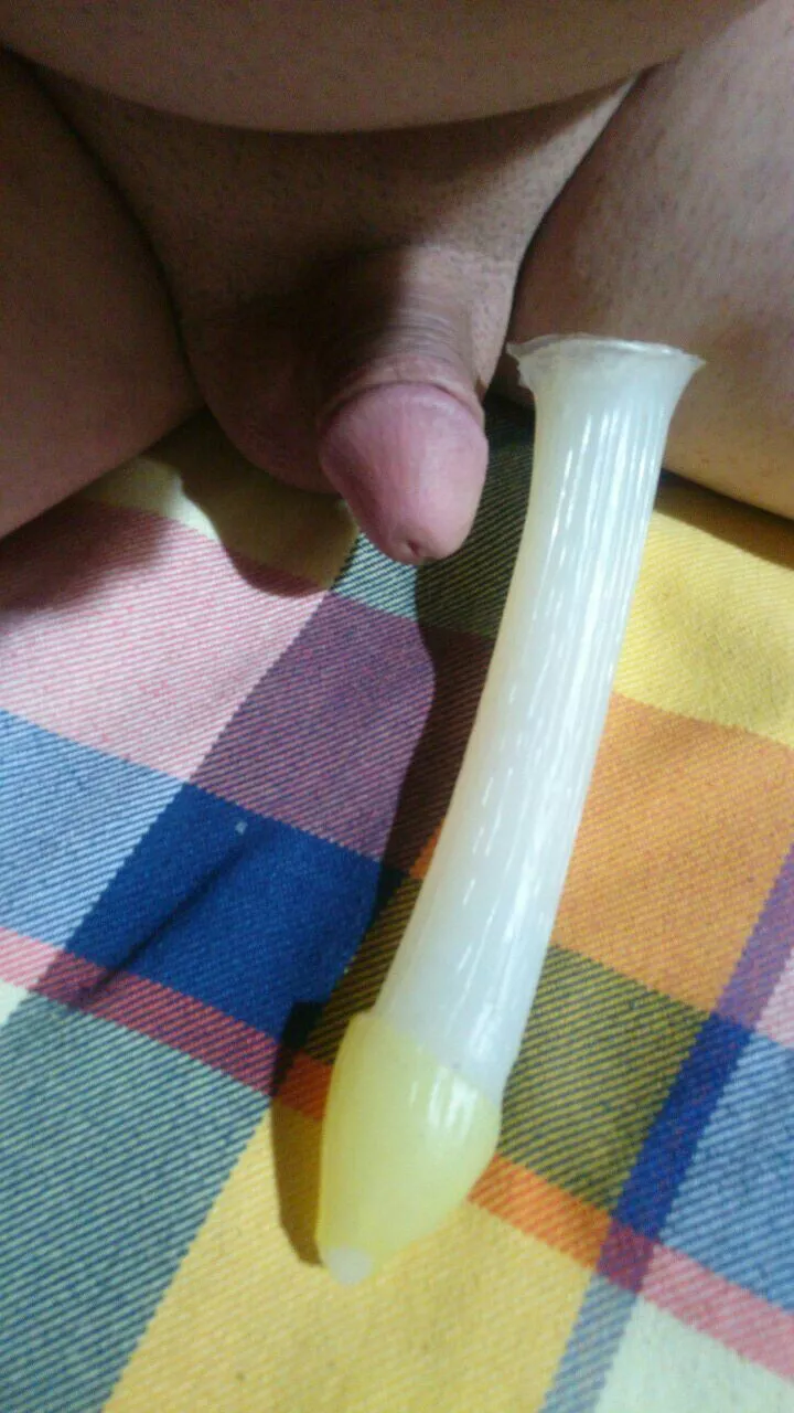 The size difference between my tiny penis and my childhood dildo 🤭😅 وقتی اوب بزنه بالا فقط این دیلدو جادویی من می‌تونه به اوبی بودن کون من کمک کنه