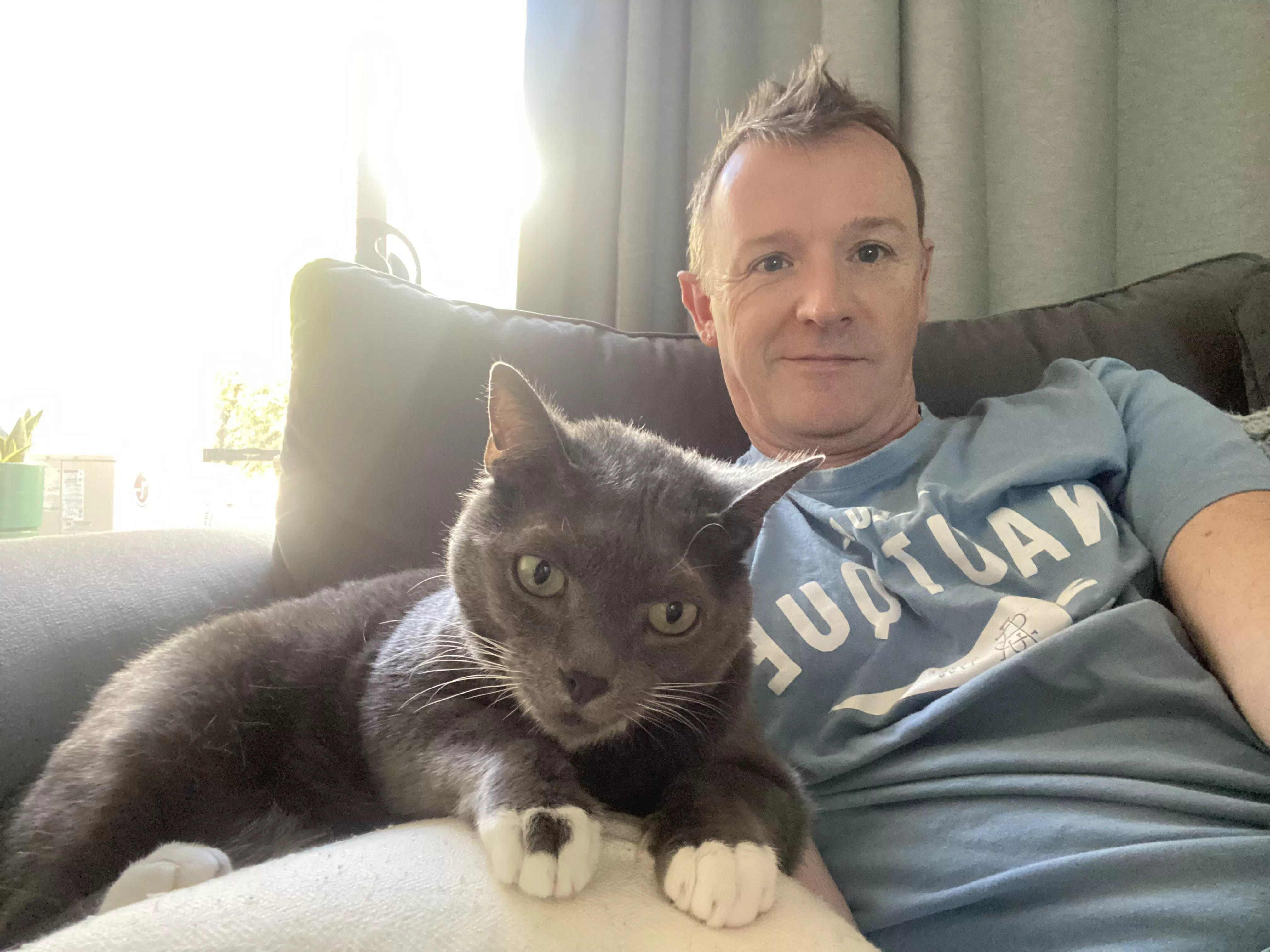 Was with my parter 21 years until he got bored… nobody wants to date anymore 🤷🏼‍♂️ Looks like Oli and I just have to snuggle each other 🐱