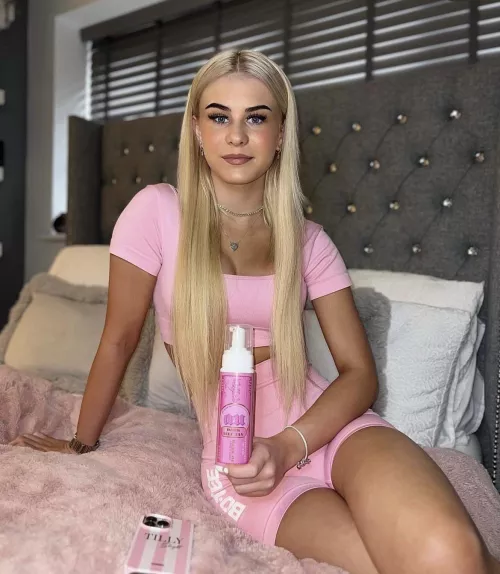 What would you do to this filthy blonde?