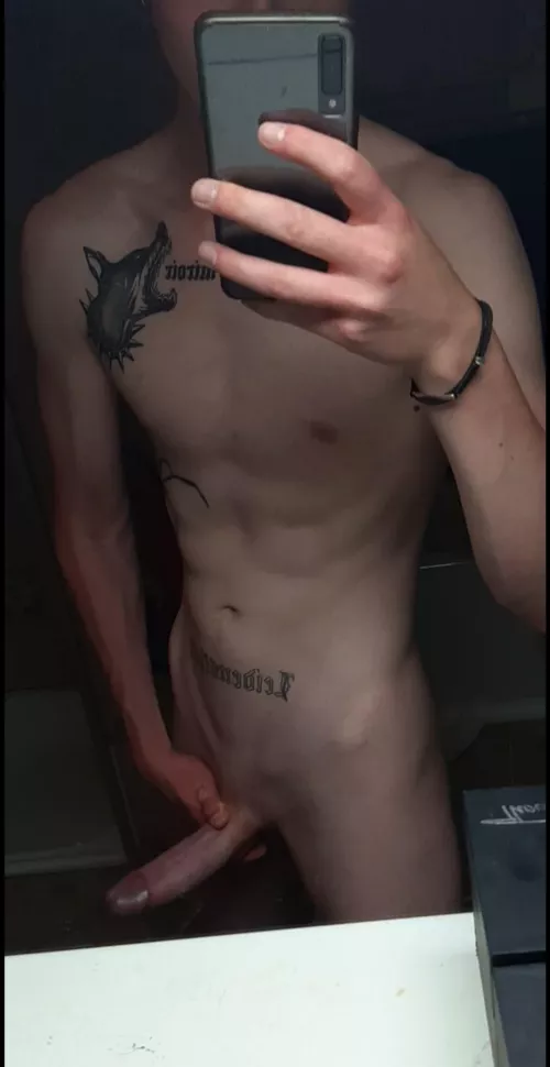19, 6'4 searching for a sub twink/fembo