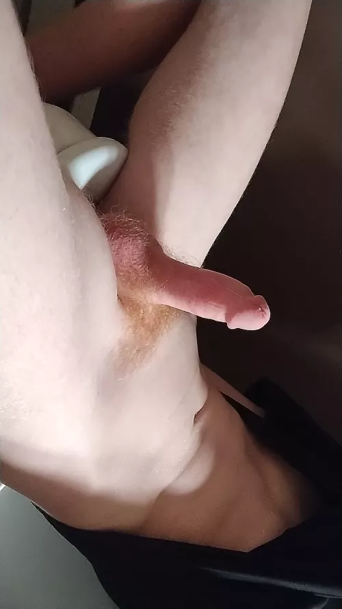 [19] Let this twink know what you think of his dick 😉 dms open