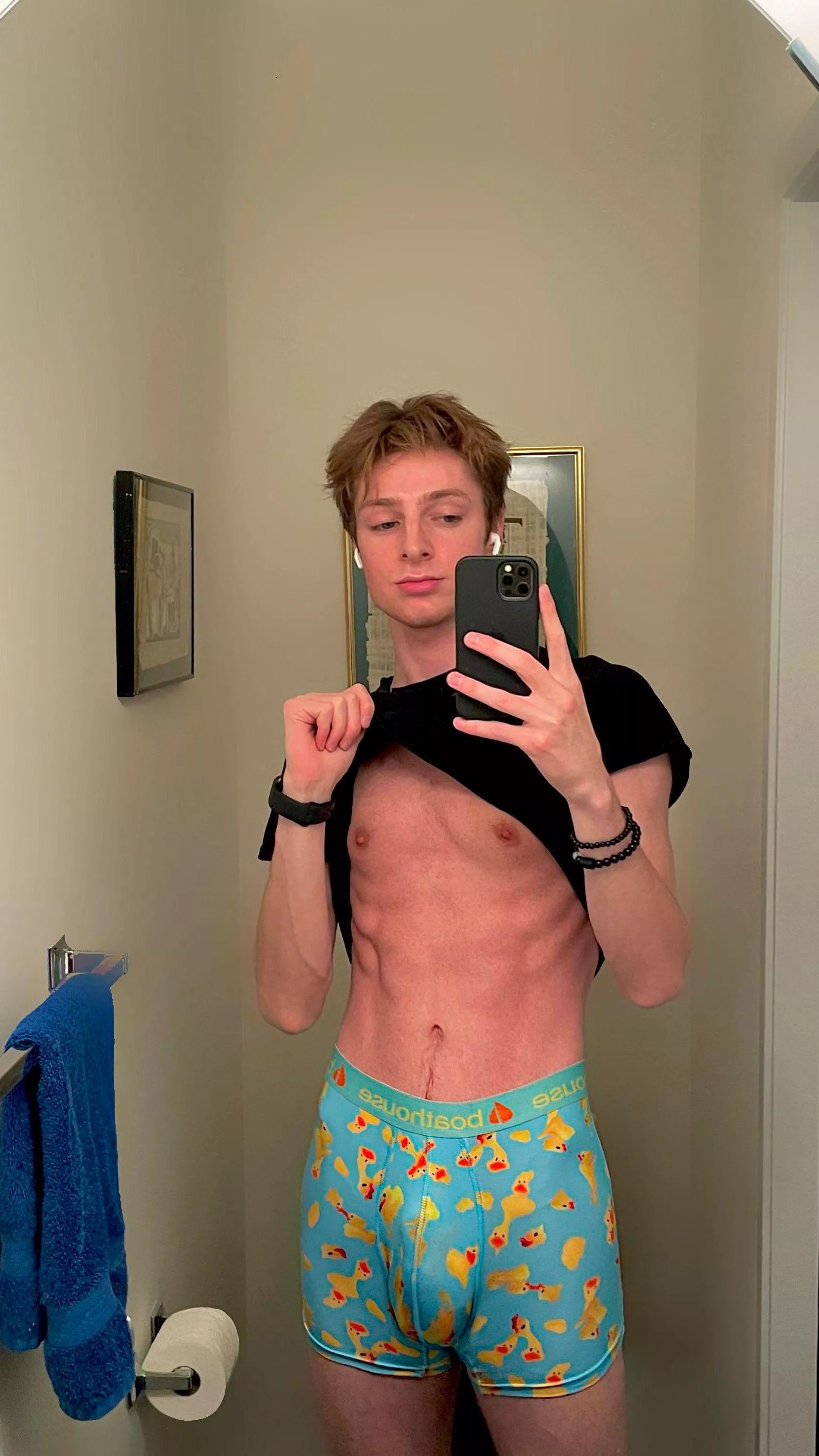 23 us top hung looking for femboys or smooth bttm to have a 3some. asl and pic. sc erismorn23