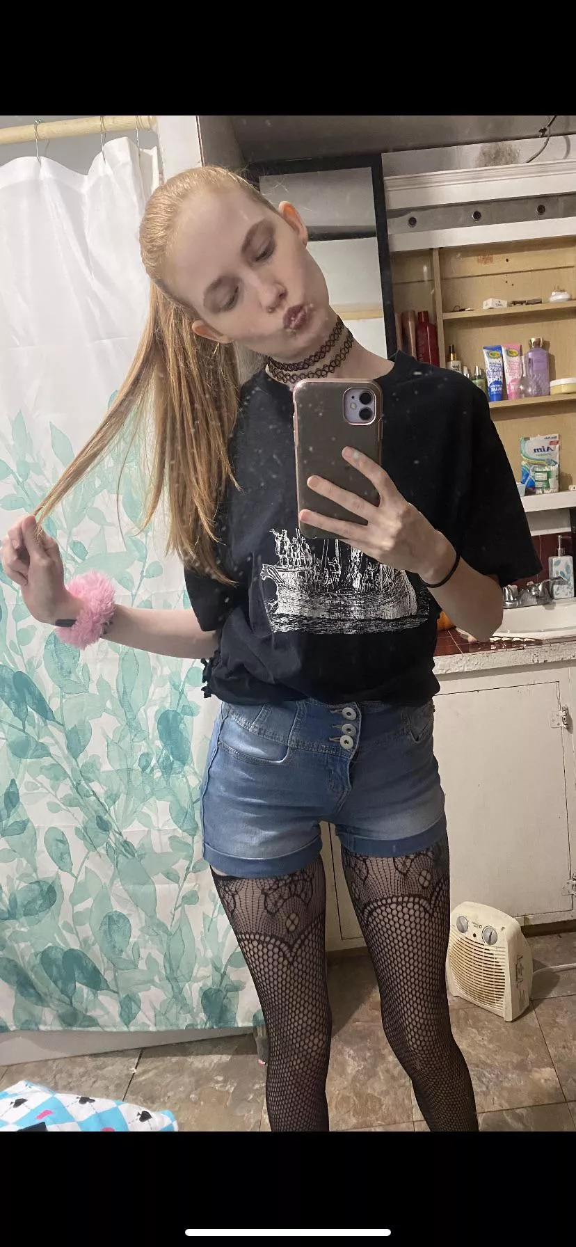 Fishnets are a great addition to any outfit😏