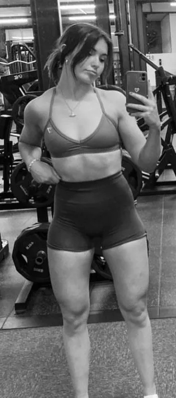 Gym spunk magnet Mia