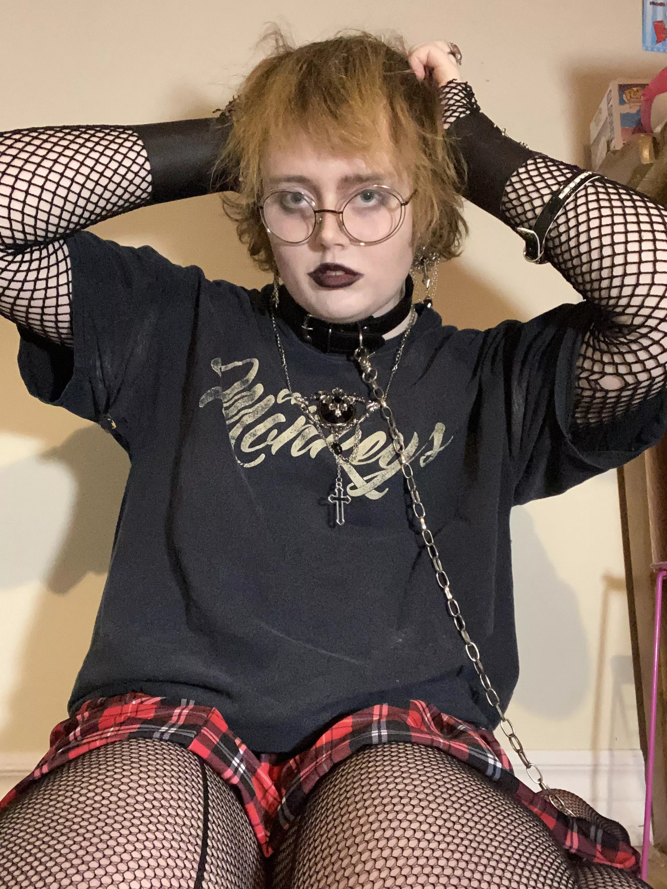 i’m just another crusty hair goth boi 🫡