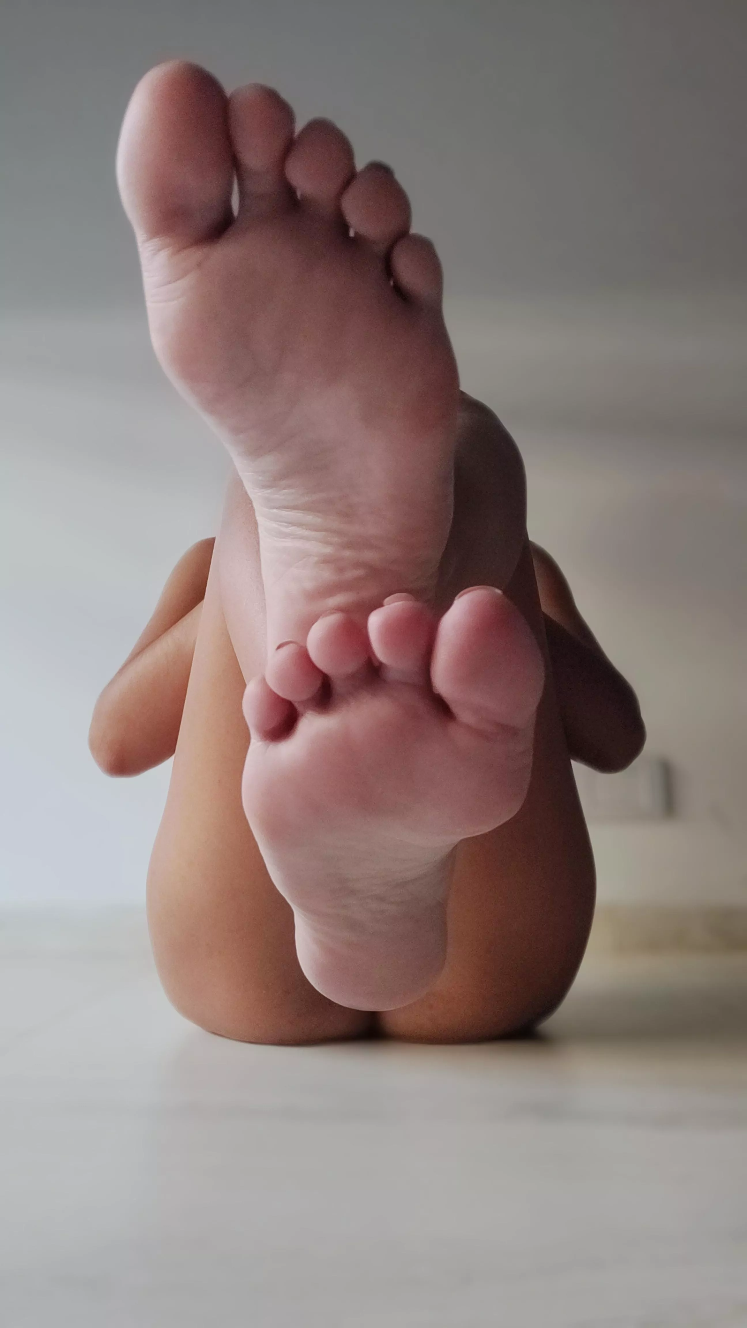 It's time to worship my feet, I know you want to lick them