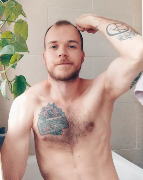 Just your little bathtub flex 🤷‍♂️💪