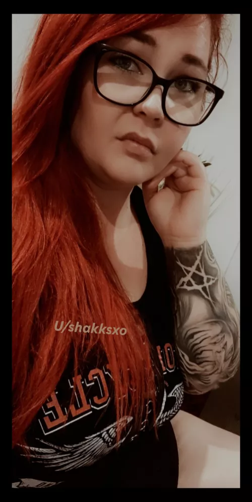 morning's are better spent with red flags 😏💅🏻