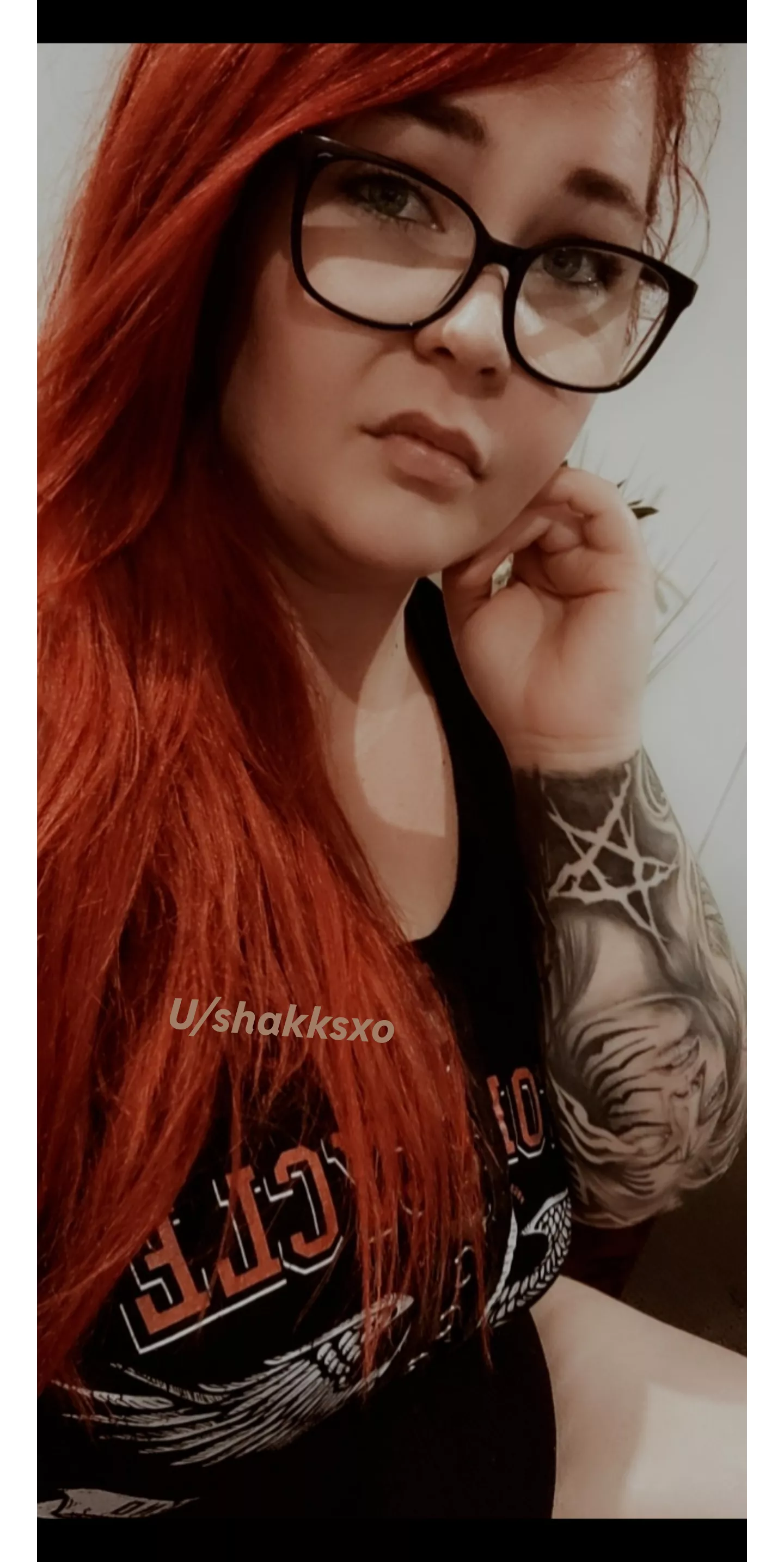 morning's are better spent with red flags 😏💅🏻