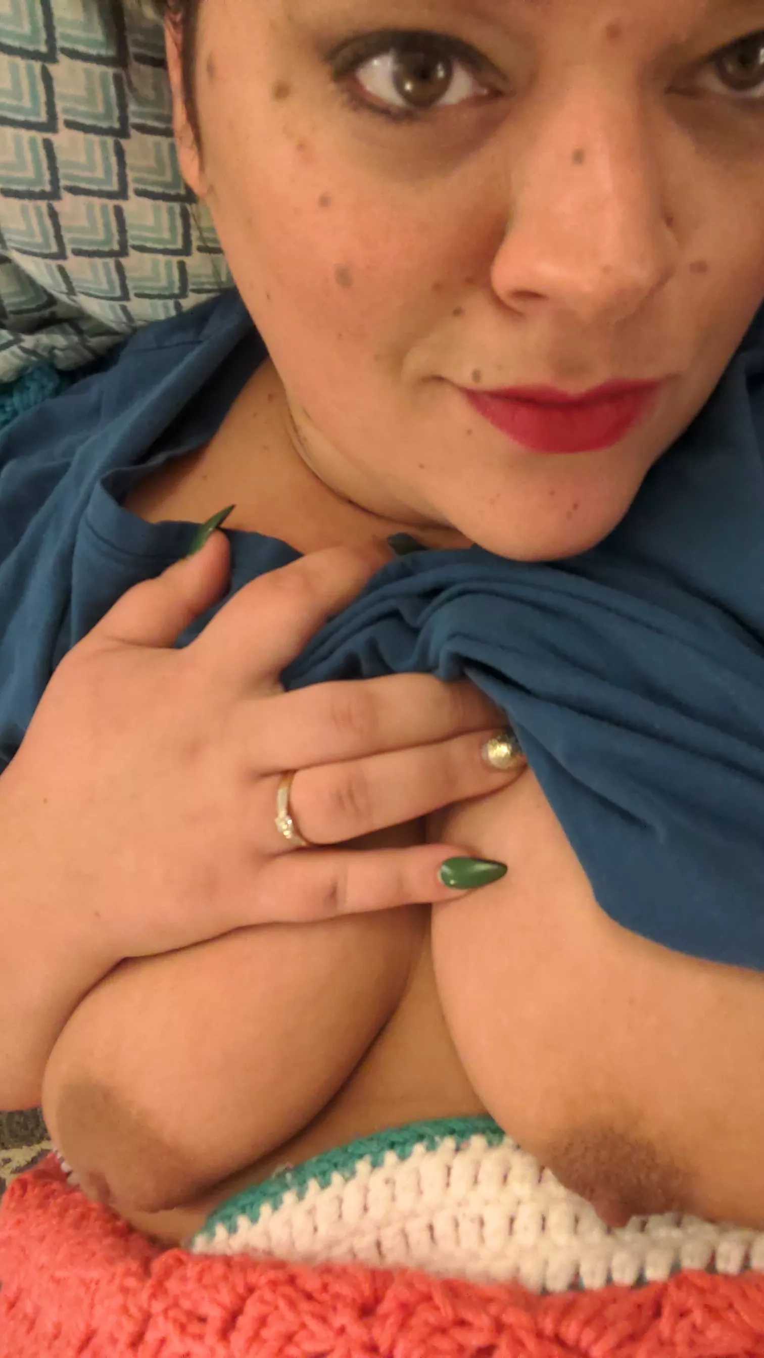 nails compliment the rose gold rings