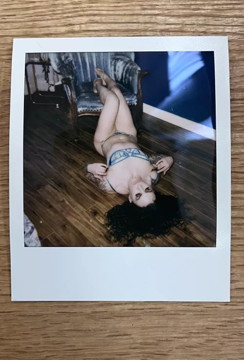 Polaroid of today’s boudoir photoshoot 💋🥂