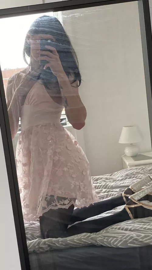 Sry about the dirty mirror, I’ll bring out the maid uniform later. I just felt cute in the pink dress