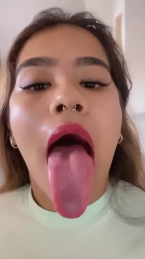 Stefanny long tongue