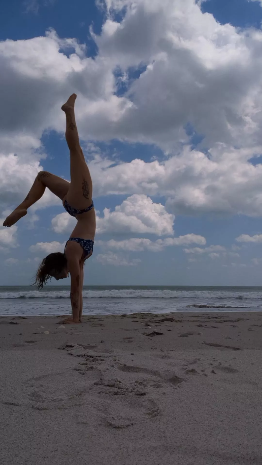 The sense of stillness when I get a handstand is the best feeling ever💗