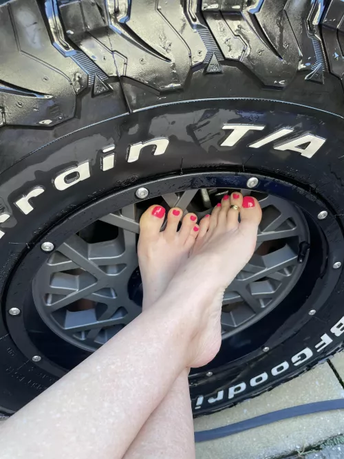 Tires and toes (oc)