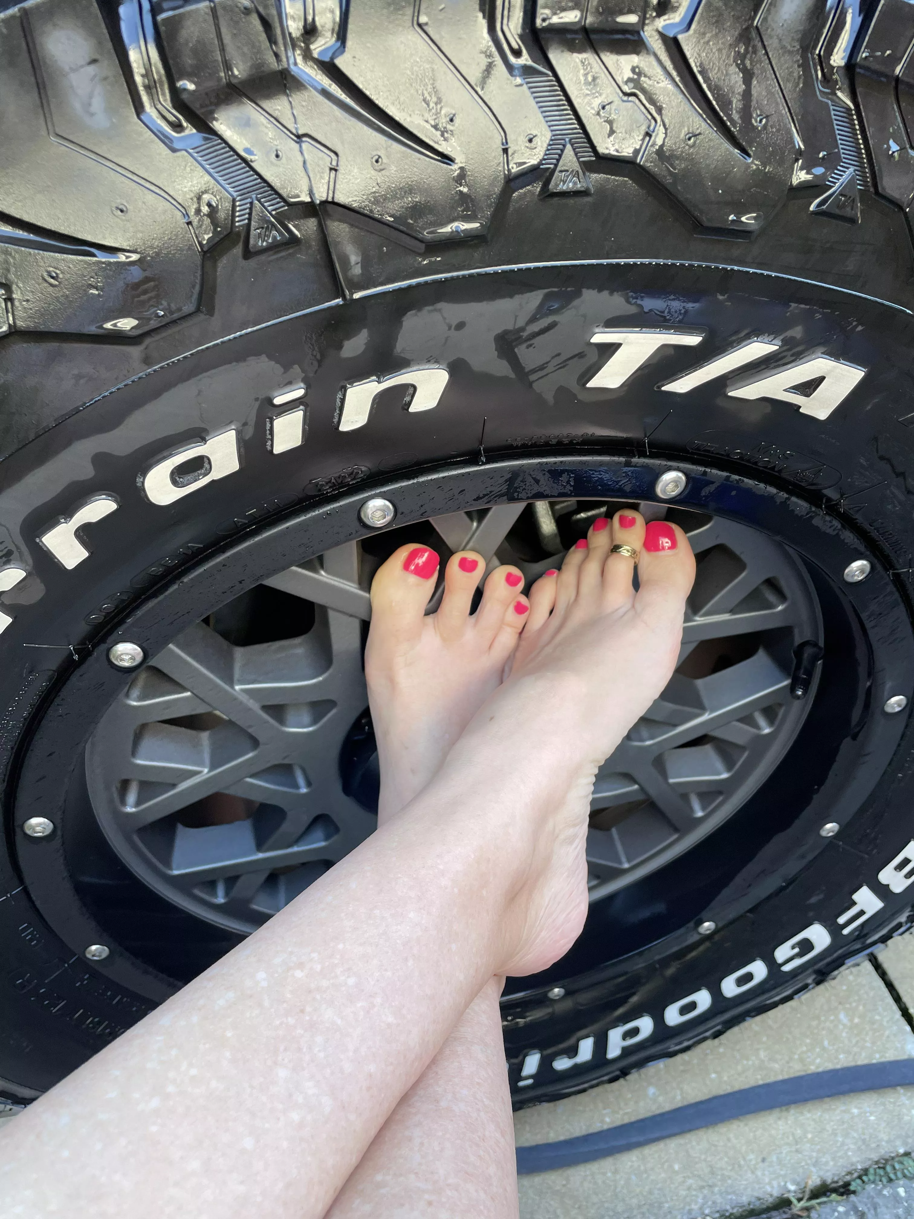 Tires and toes (oc)