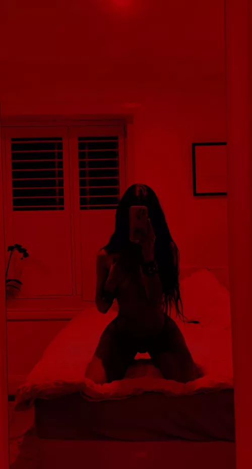 wanna get some bong rips with me in my red room?