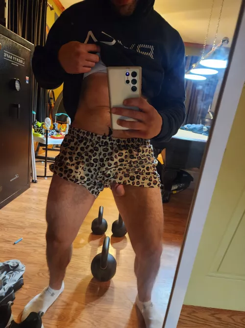 Wonder how (M)any eyes I'd get at the gym with my favorite shorts 🤔