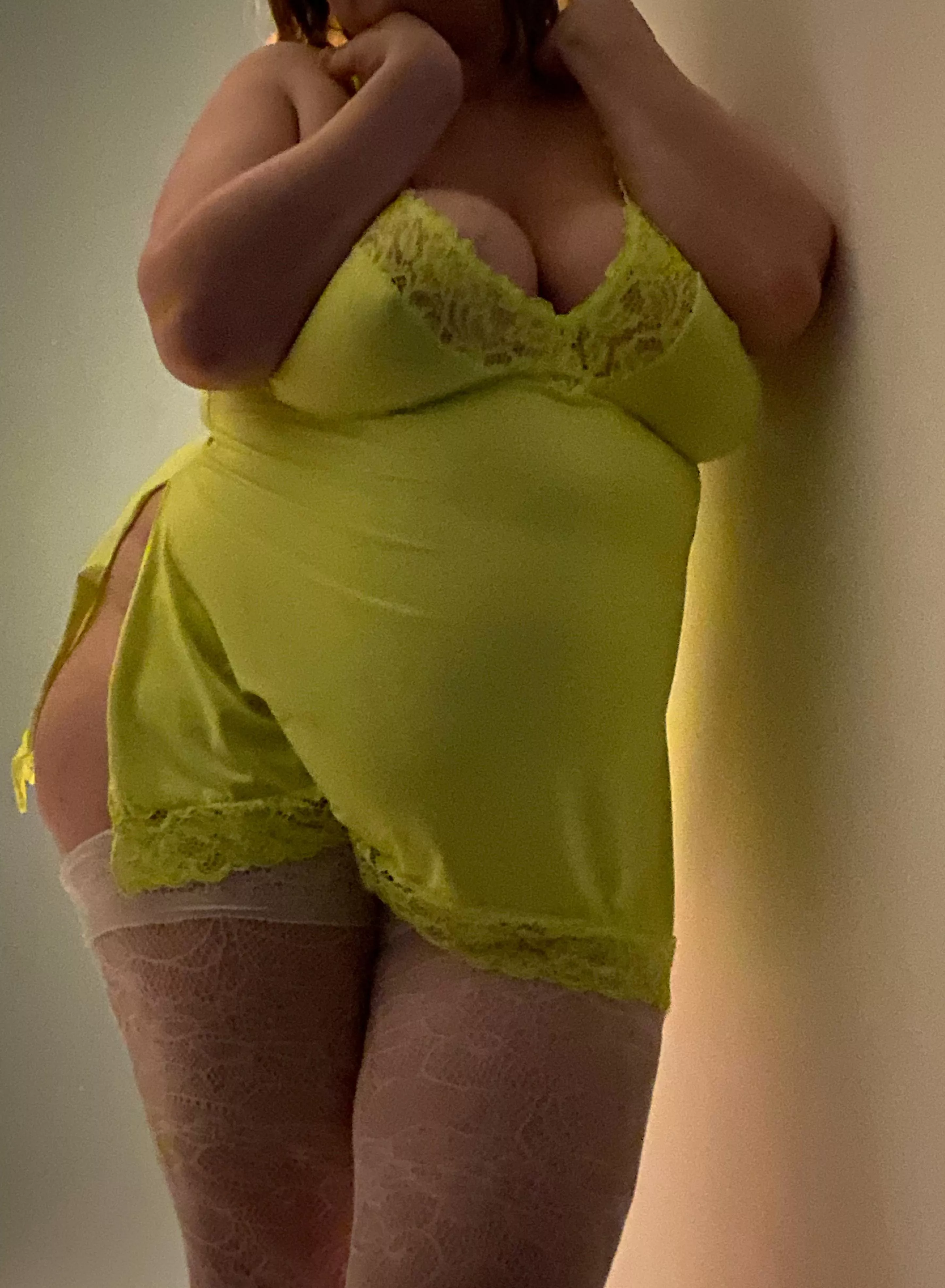 Yellow milf 🫠