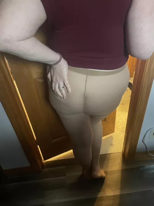 You love a MILFs pantyhose covered ass!