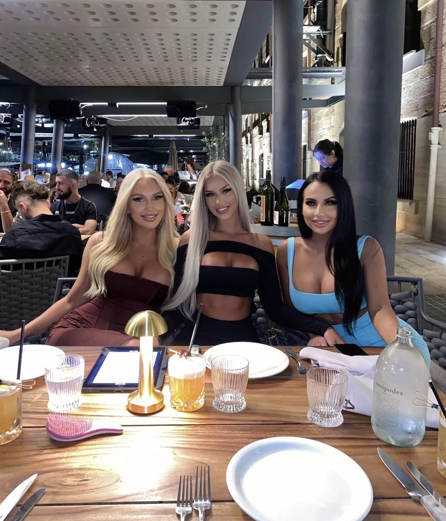 2 blondes and a brunette