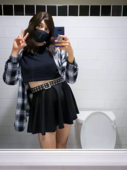 Come take mirror selfies with me 🖤