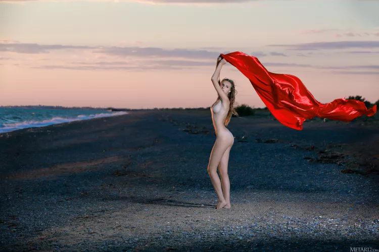 Elle Tan in Sunset Show