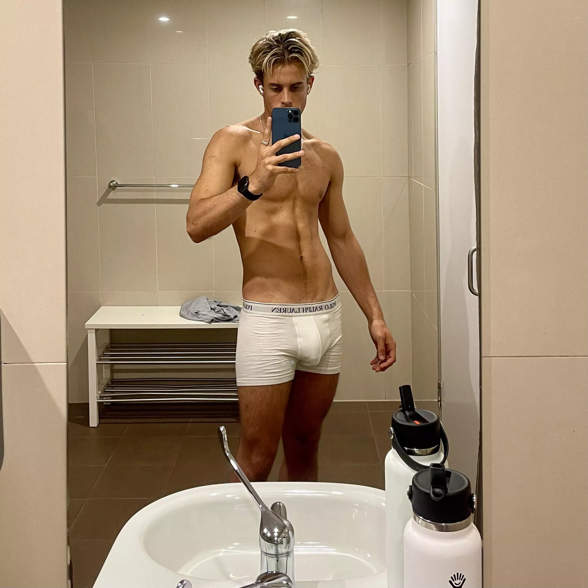 feel my bulge at gym bro