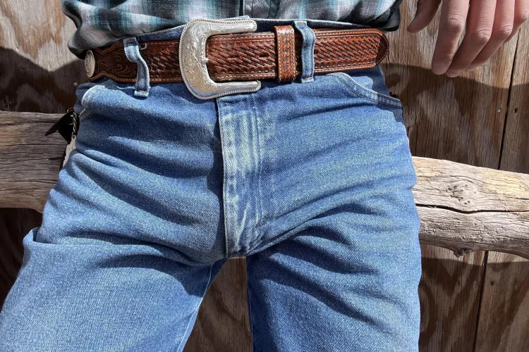 Feel up my bulging cock head😈🤠🍆