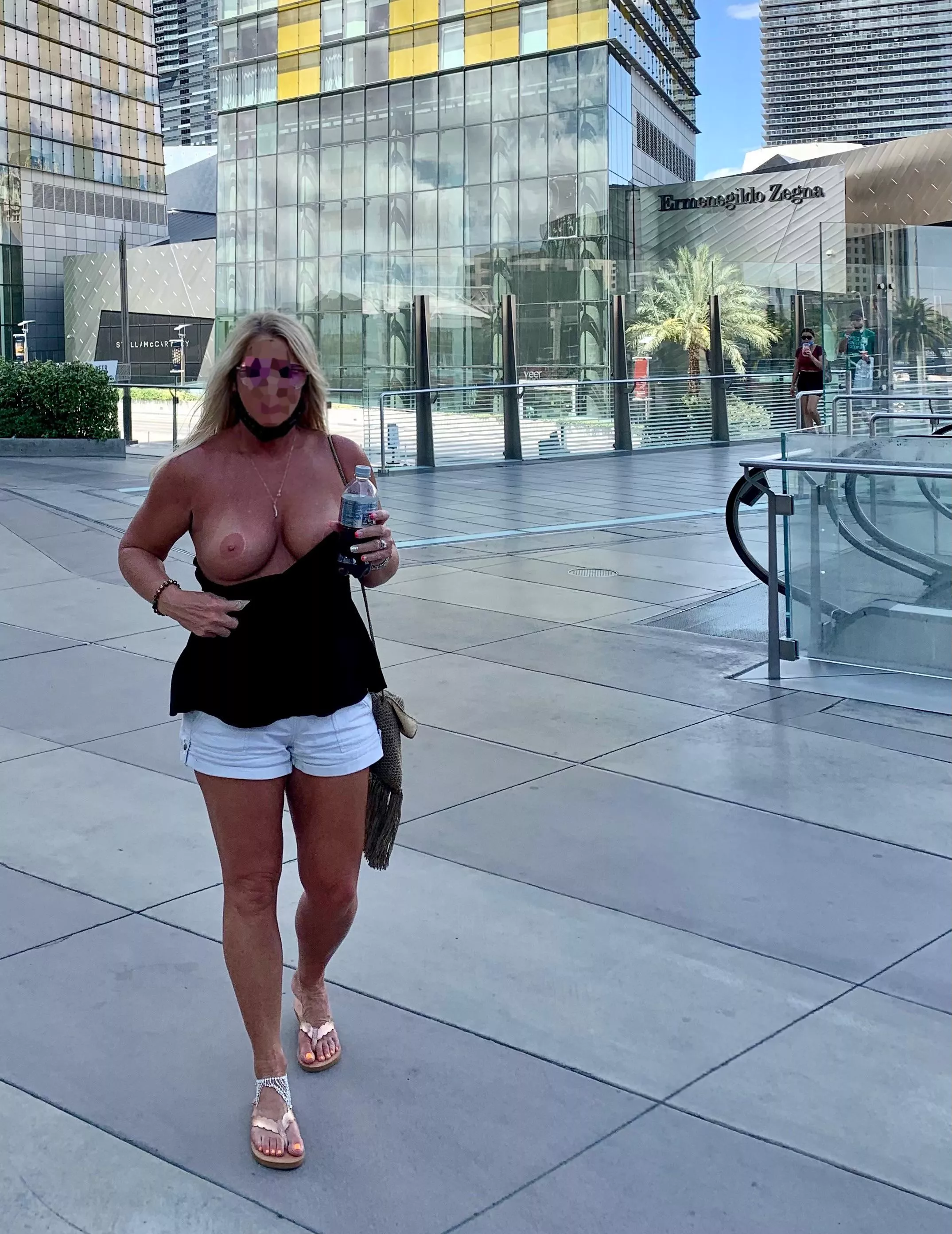 Flashing some boobs in Vegas