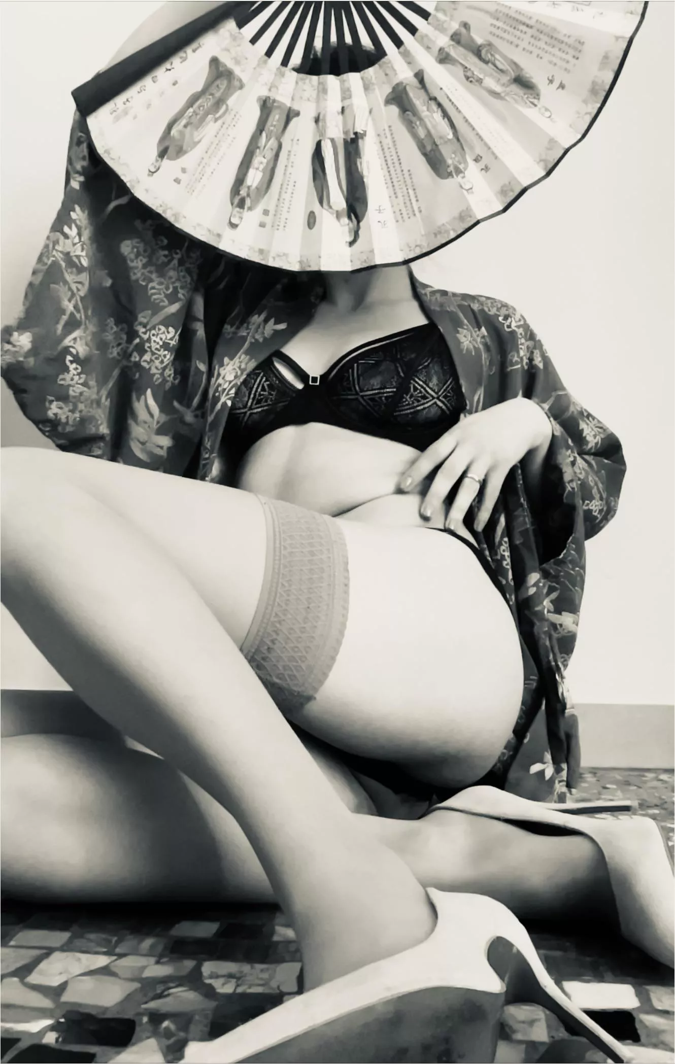 I hide to tease…🖤🐇