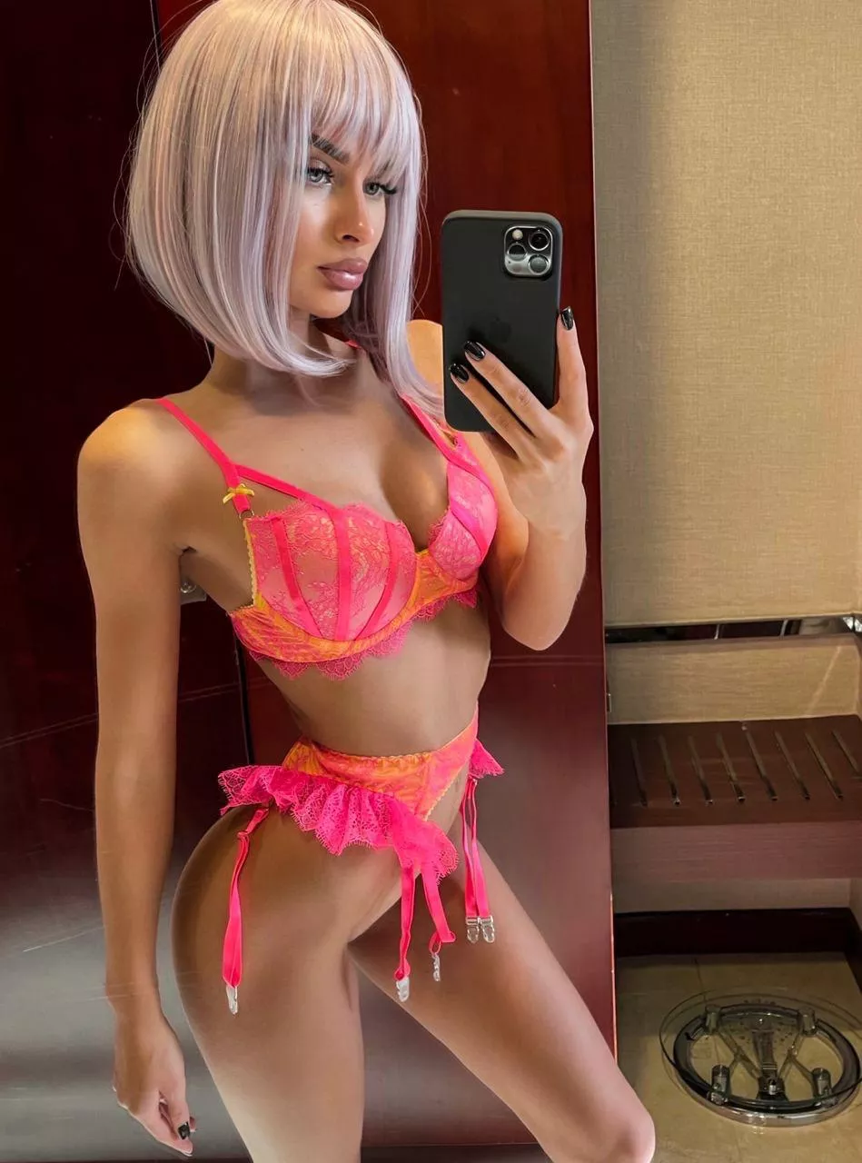 I love so strong slaps on my buttocks, so that there would be a loud sound from the buttocks