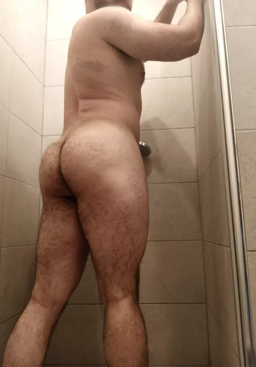 I want somebody to come join me in the shower and play with my behind ;)