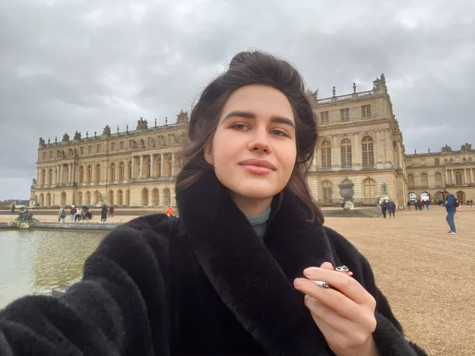 Imagining that I am a smoking queen