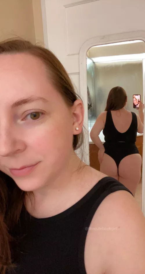 Just a curvy little bookworm 🖤