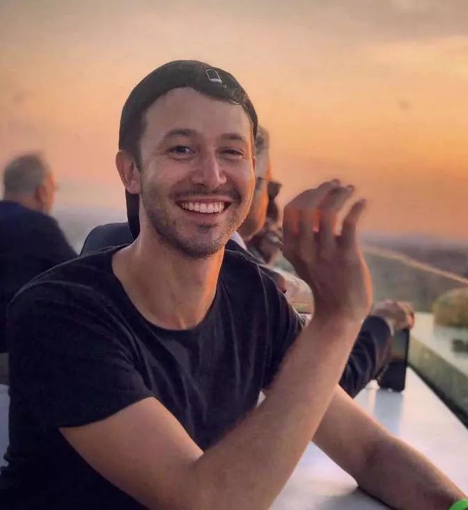 me enjoying the beautiful sunset but my steam deck is fully charged bye