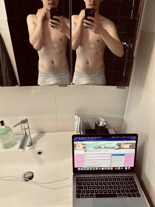 My twin and me enjoying r/onmww 😉