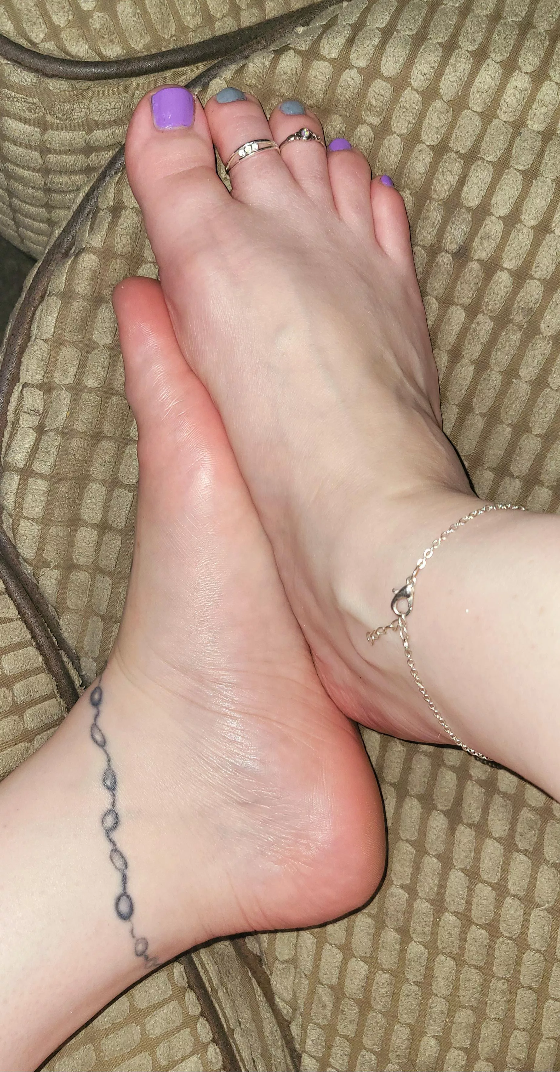 New girl with perfect size 7's 😇 Hope you enjoy 😈🦶❤️🦶😈