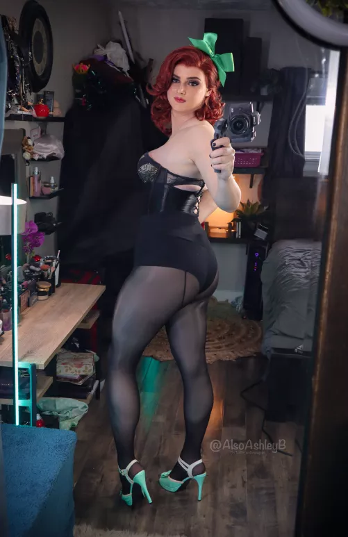 Pinup Booty 🖤 Tights make my legs look insane hehe