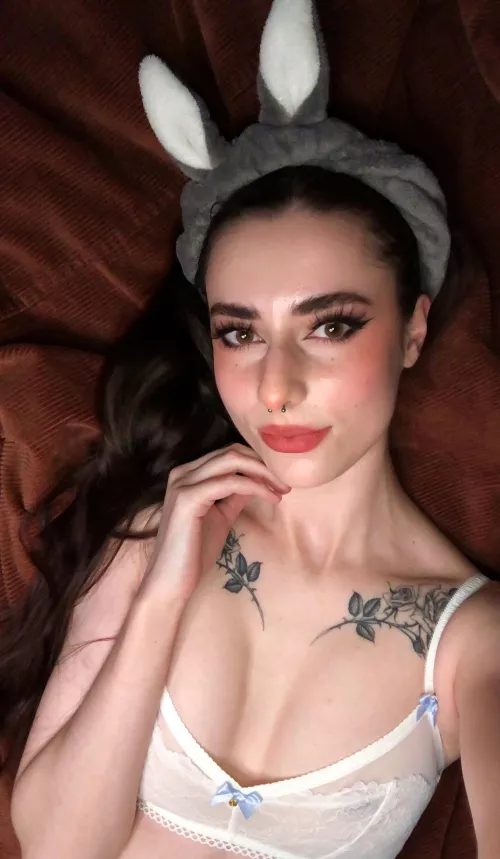 pls say hi if you like goofy girls who spend all their time looking at memes 🧌