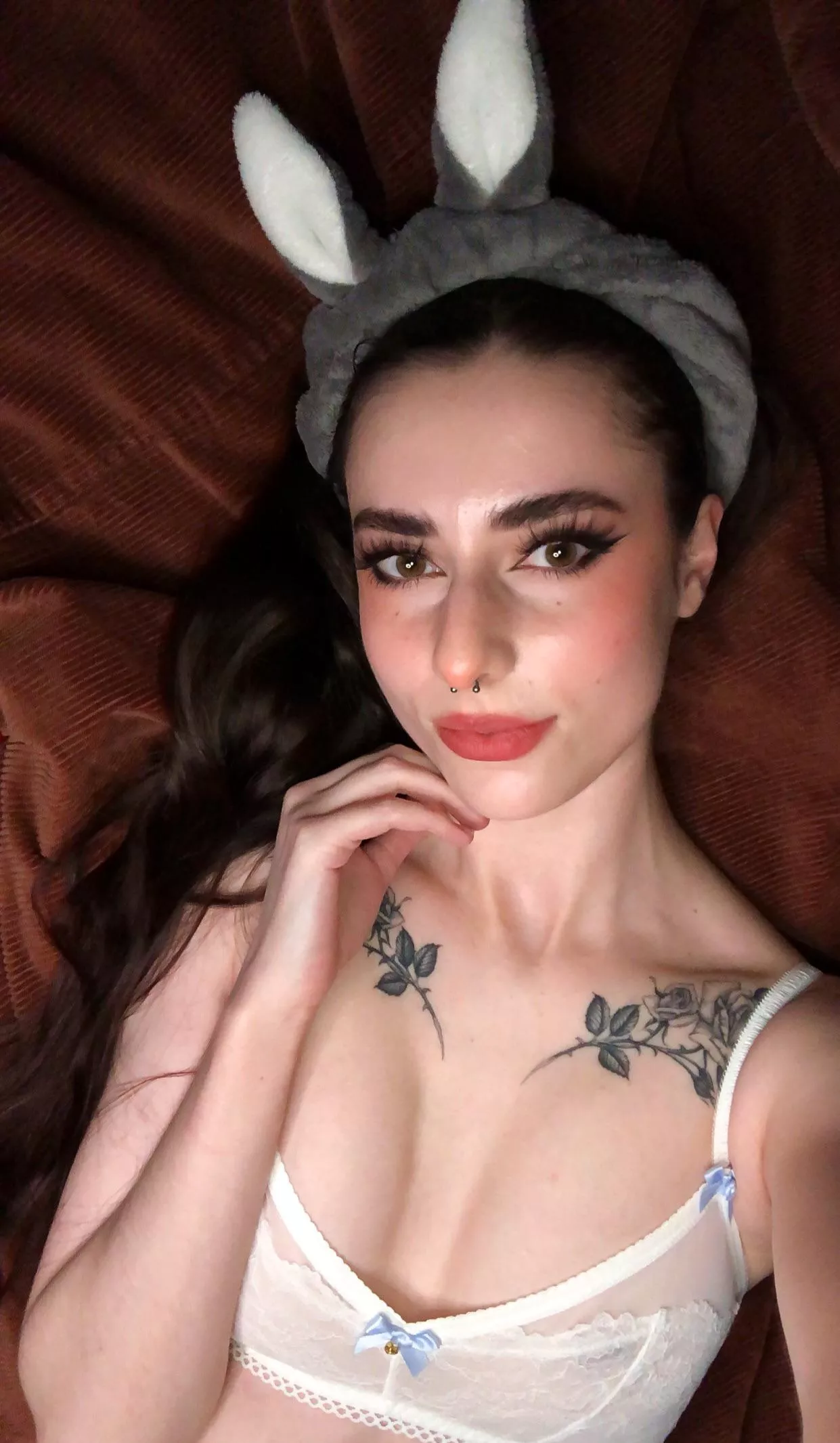 pls say hi if you like goofy girls who spend all their time looking at memes 🧌