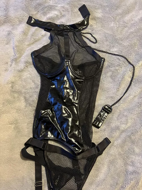 Shall I slip this on and give u the leash so u can walk me round like the slut I am