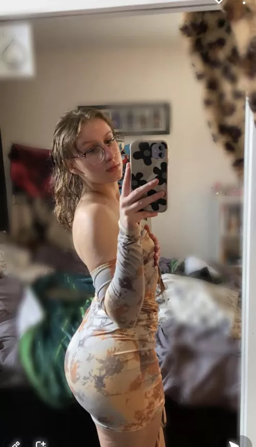 Tight dress=no bra + no Panties