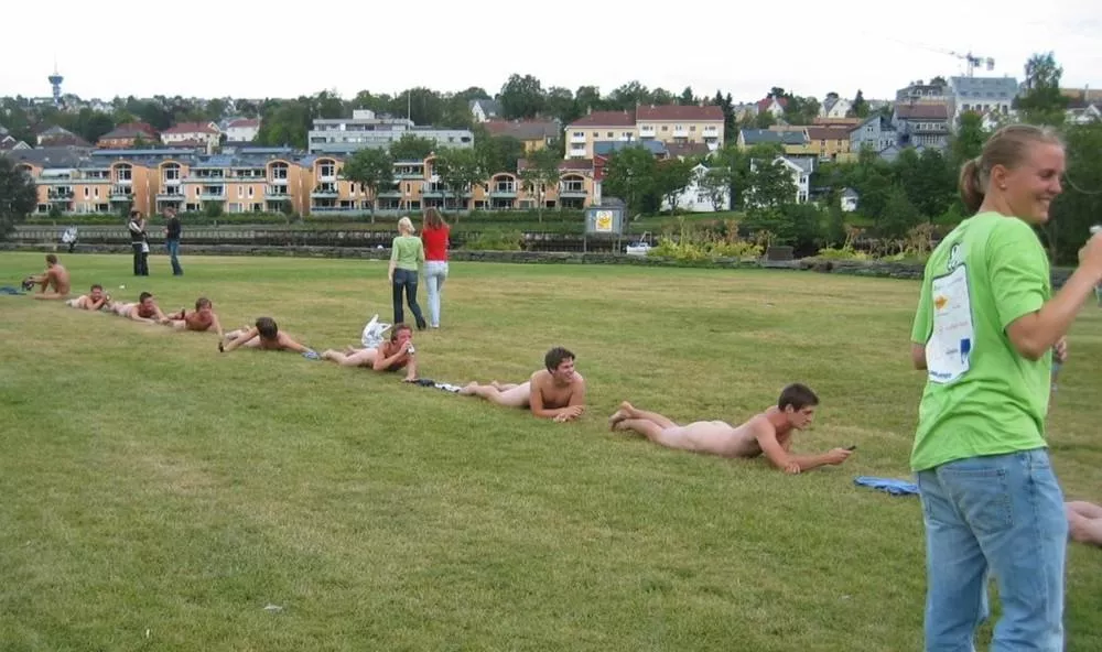 Women maybe less visual. But you can't deny how much they love to see their guy friends naked. Its a beautiful thing.