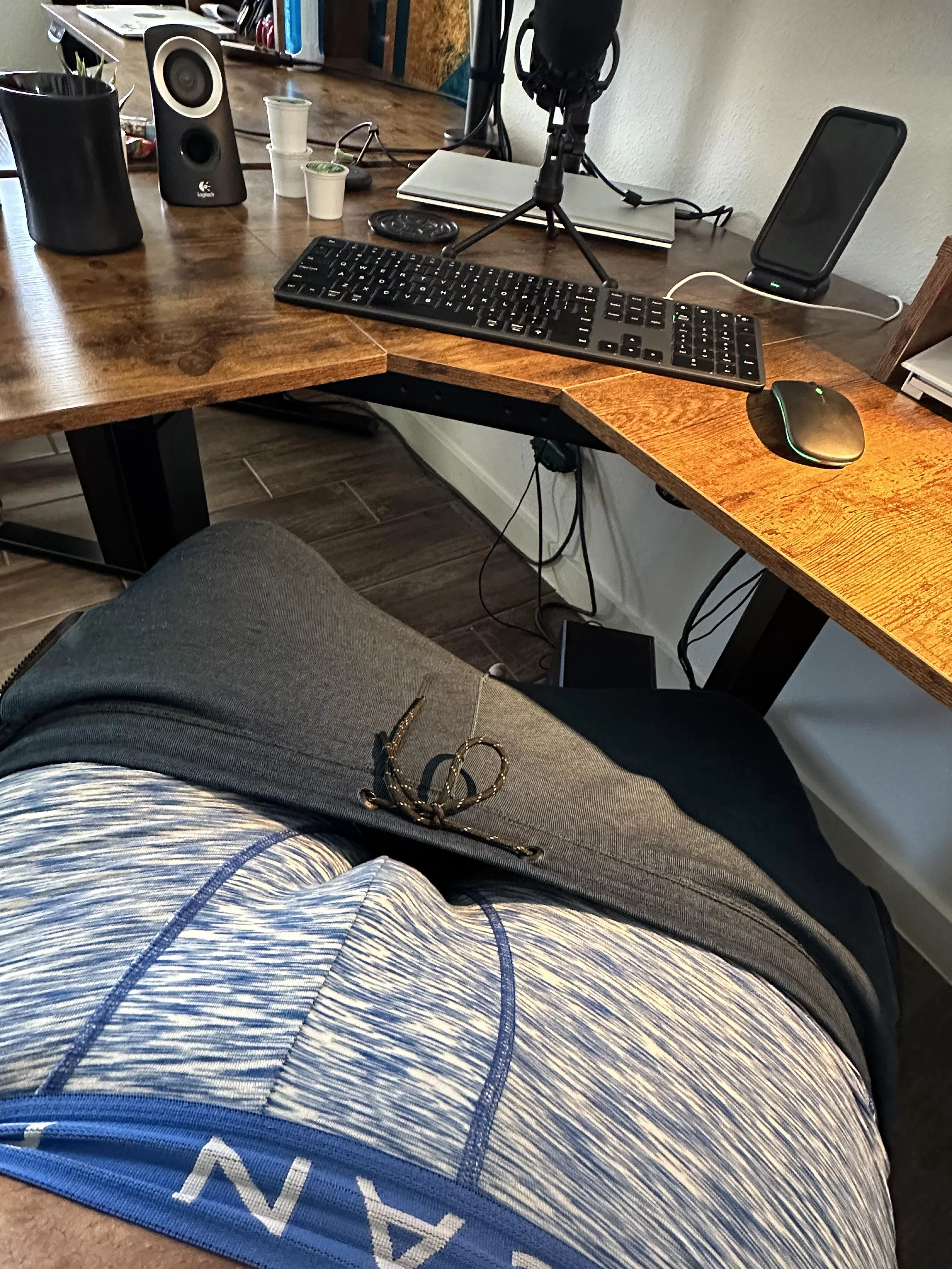 25. Working from home and horny as fuck. Any guys wanna help distract me from work? Anyone under 21 SC:Ekrg11