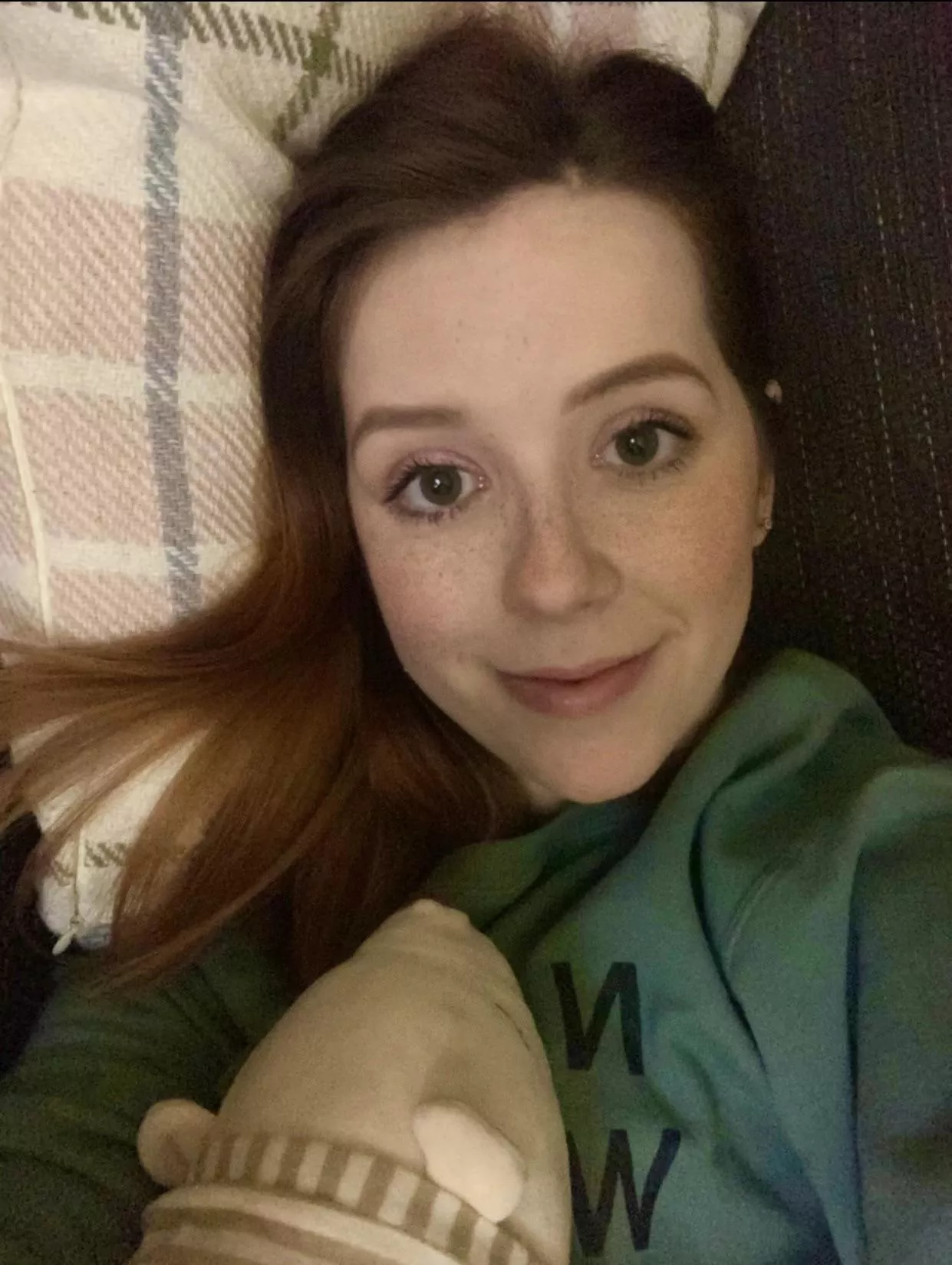 All I need is some tea and snuggles to start the day 🥰 [F]