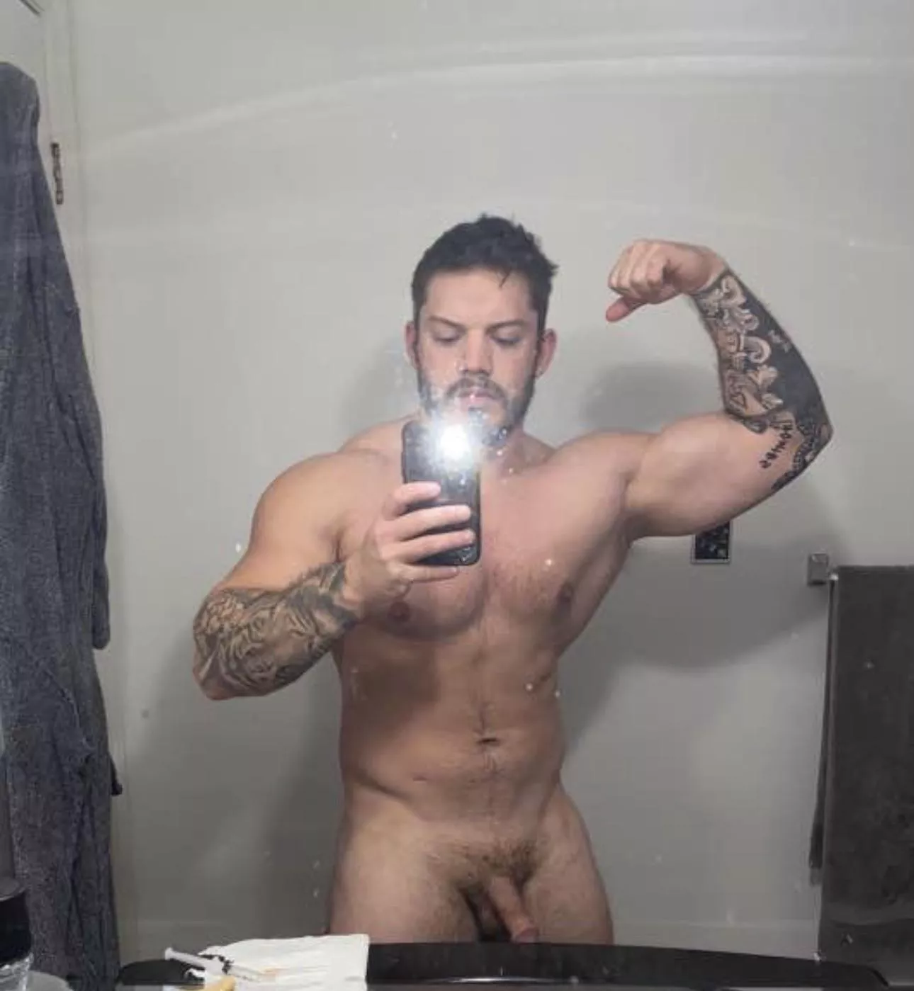 Any gym bros wanna compare guns? [25]