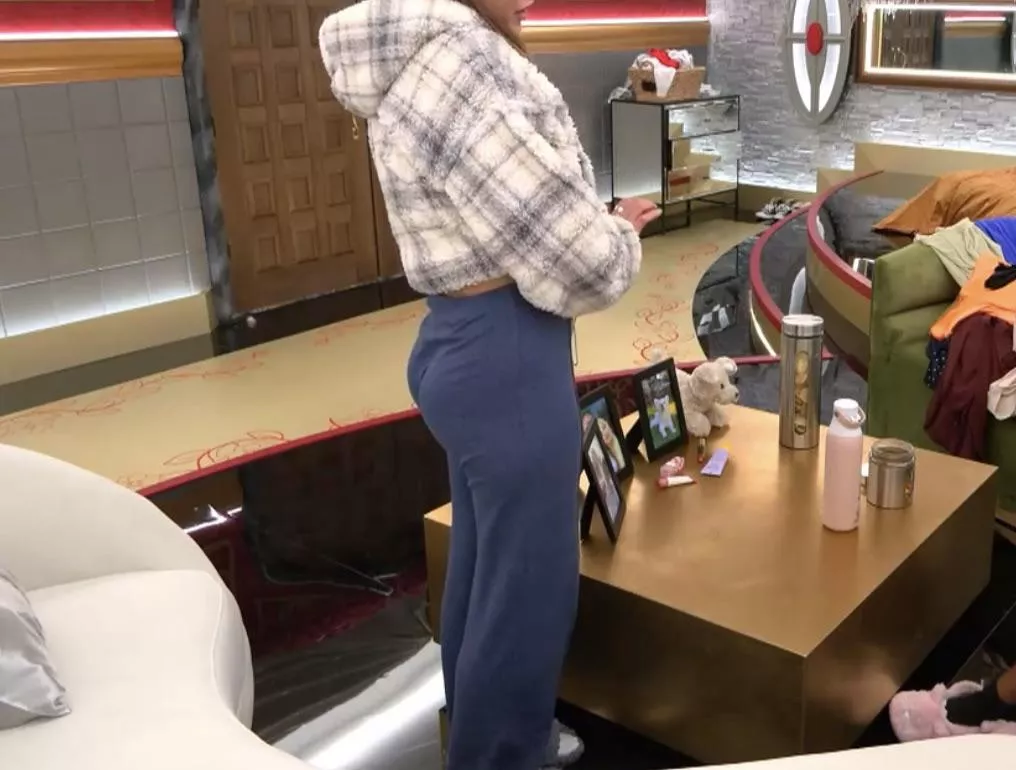 Bbcan 11 Santina walking around with all that ass
